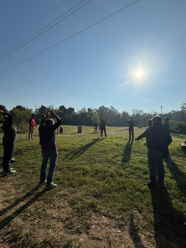 Esercizi di mobilità al sole sul prato del Parco della Vernavola