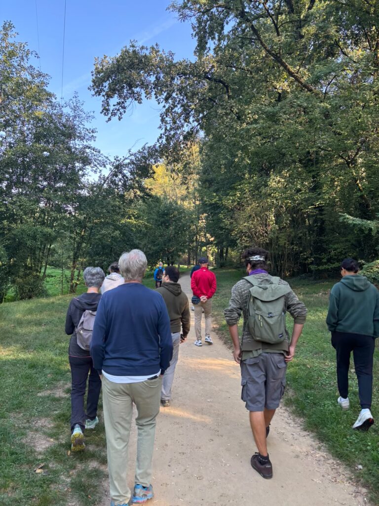 I partecipanti in cammino tra gli alberi del Parco della Vernavola