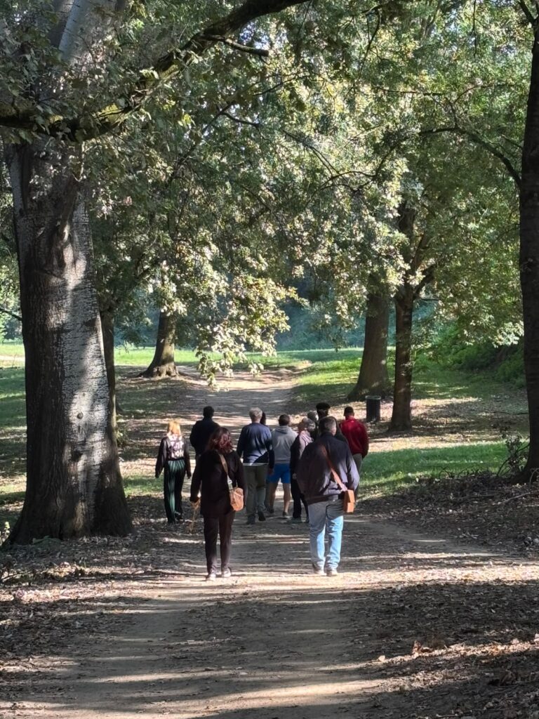 Il gruppo lungo un viale alberato del Parco della Vernavola