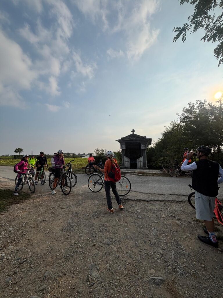 Sosta dei ciclisti lungo una strada di campagna nel Parco dell'Oglio