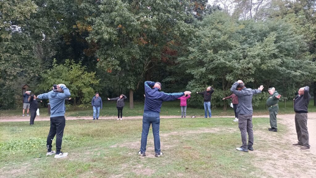 Esercizi di mobilità in cerchio sul prato del Parco della Vernavola