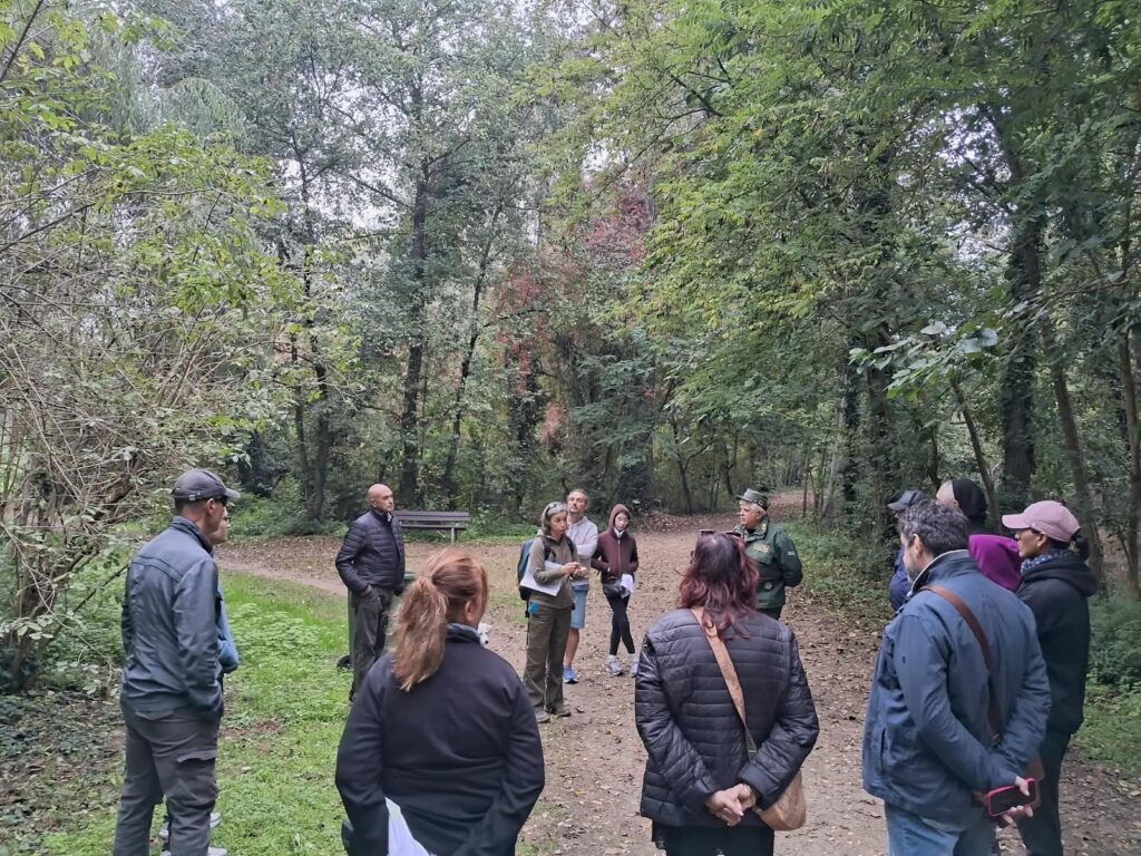 Sosta nel bosco del Parco della Vernavola durante la camminata
