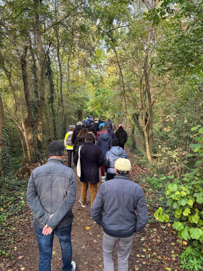 I partecipanti in cammino lungo un sentiero del Parco della Vernavola